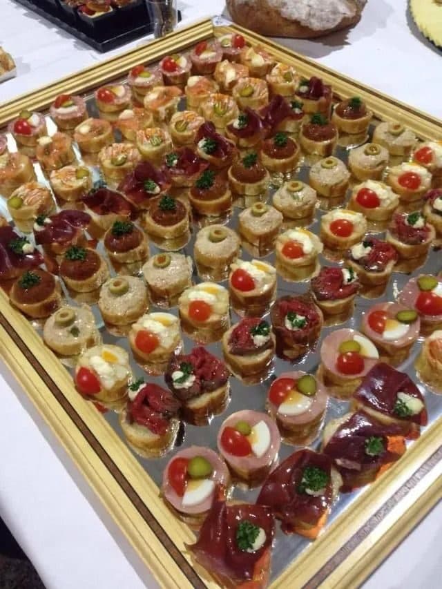 Plateau de canapés salés préparés par la boulangerie Ecoffey pour un buffet