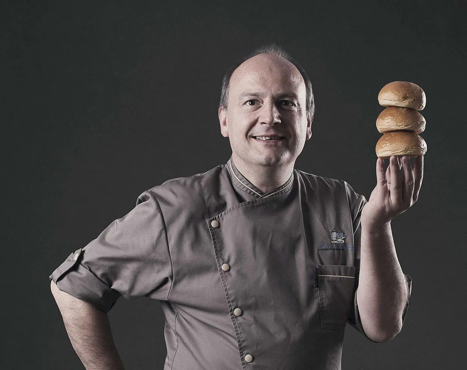 Didier Ecoffey, boulanger-pâtissier-confiseur, une pile de pains à la main
